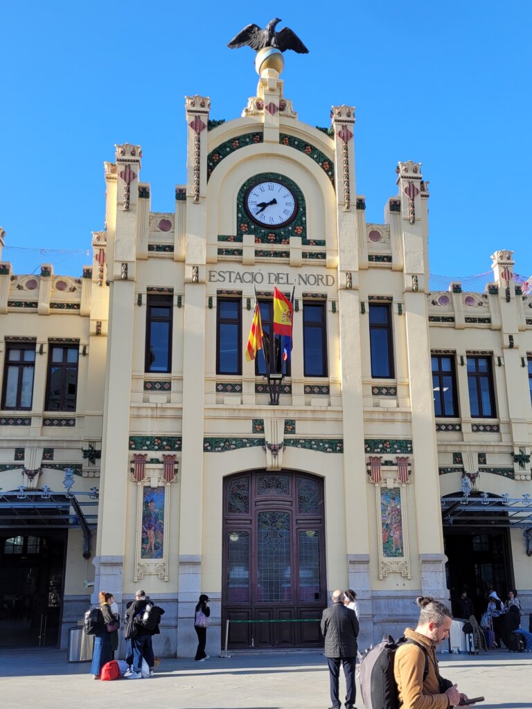 Bahnhof in Valencia vor blauem Himmel