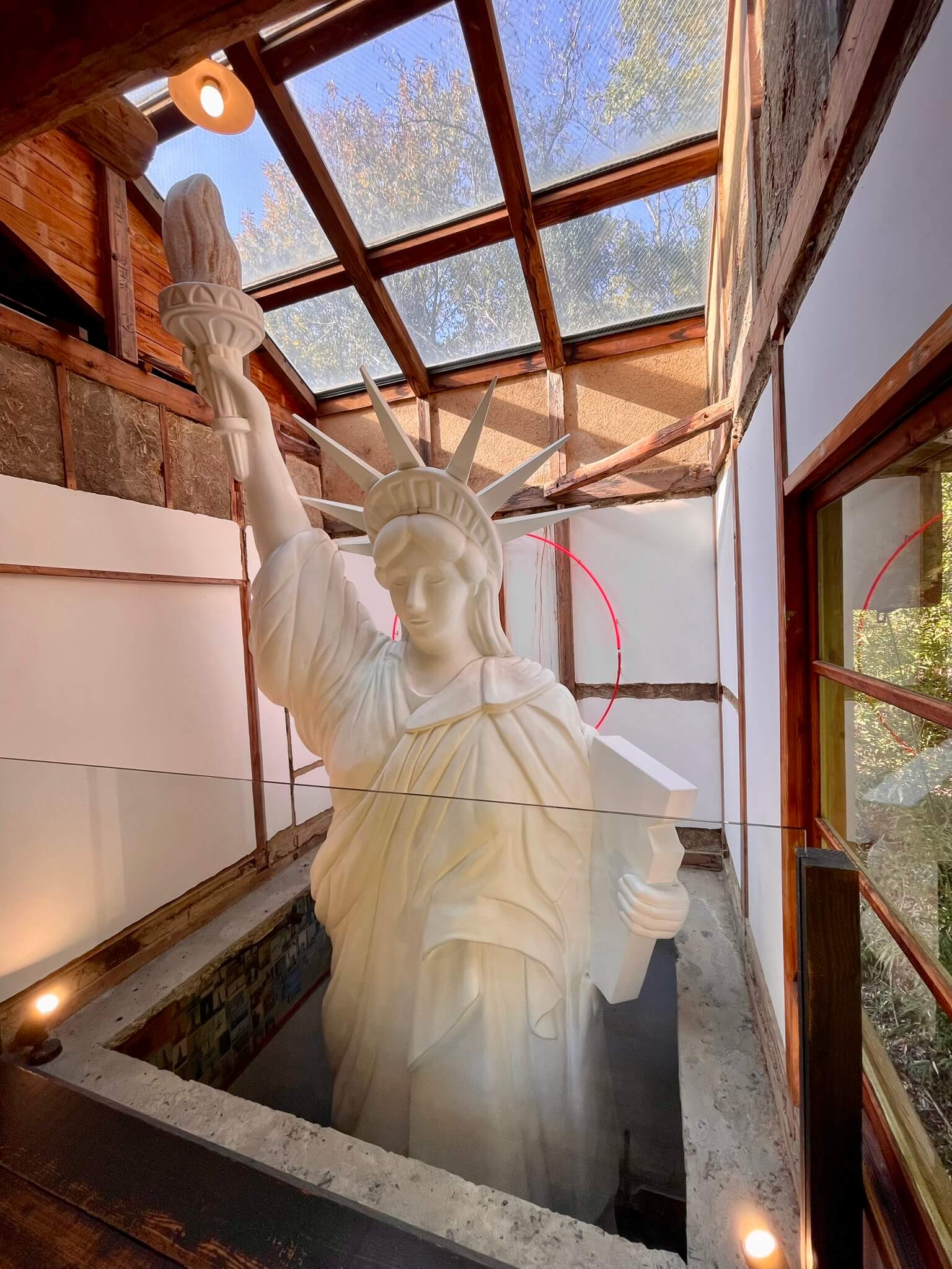 Nachgebildete Freiheitsstatue im Art House Project in Naoshima