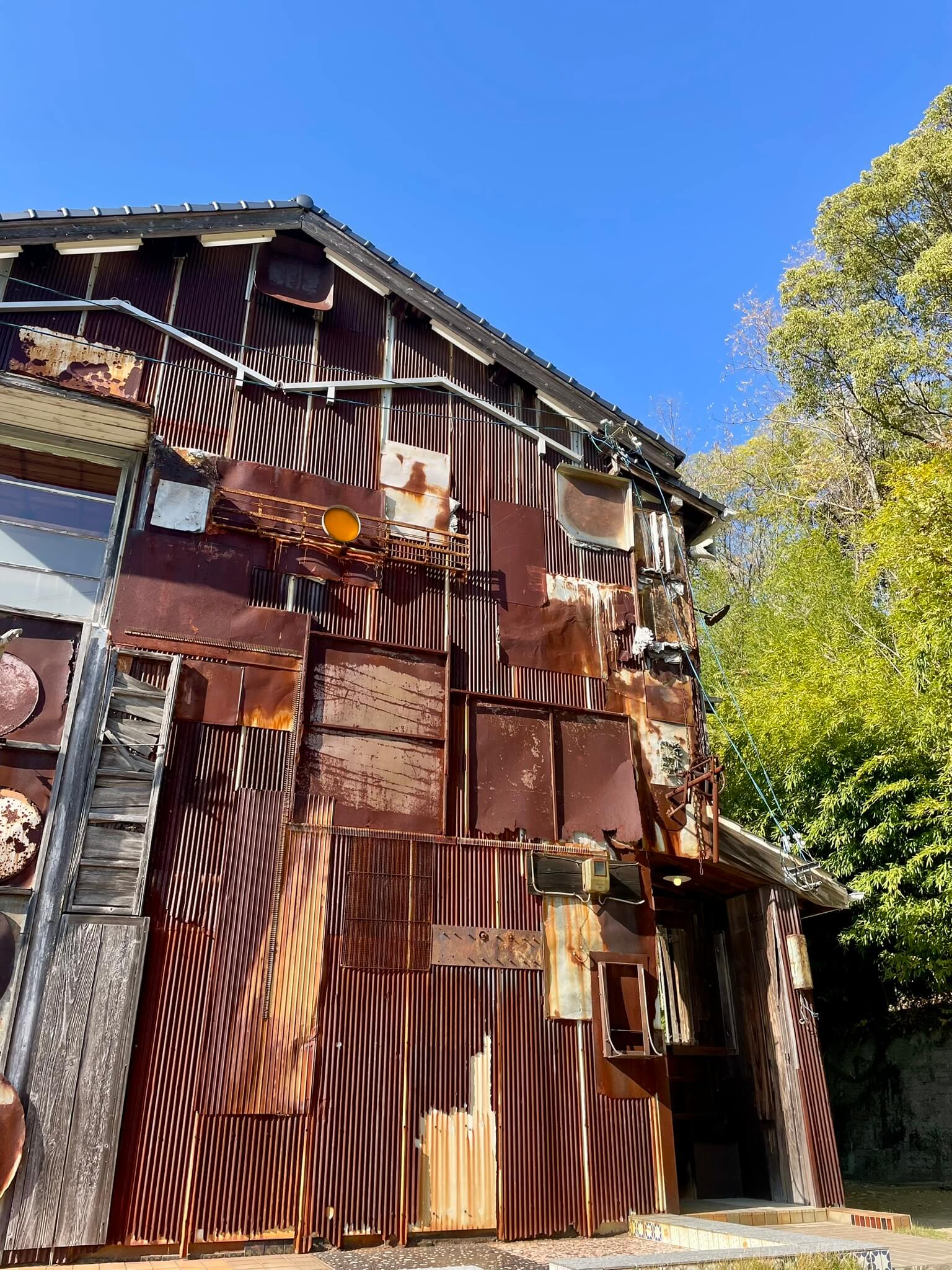 Altes Haus von aussen beim Art House Project in Naoshima