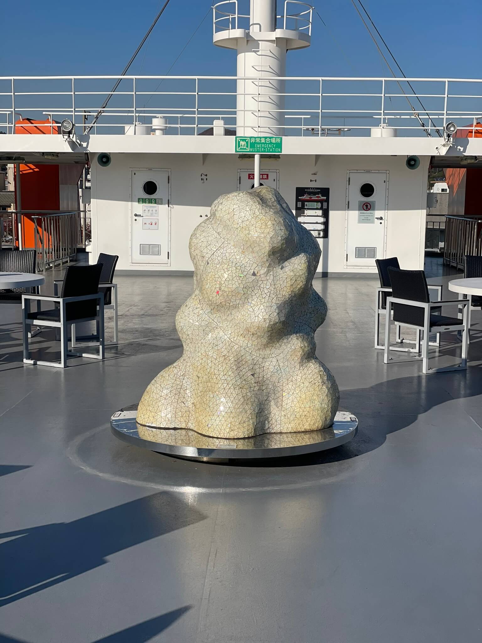 Skulptur auf der Fähre nach Naoshima