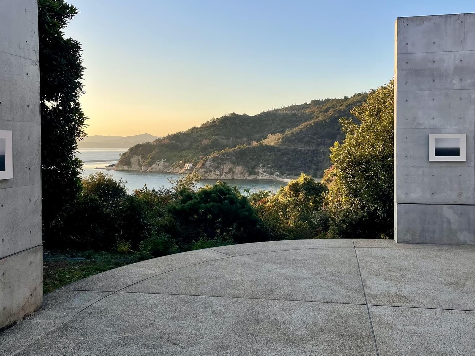 Lee Ufan Museum und Blick auf grüne Hügel und das Meer in Naoshima