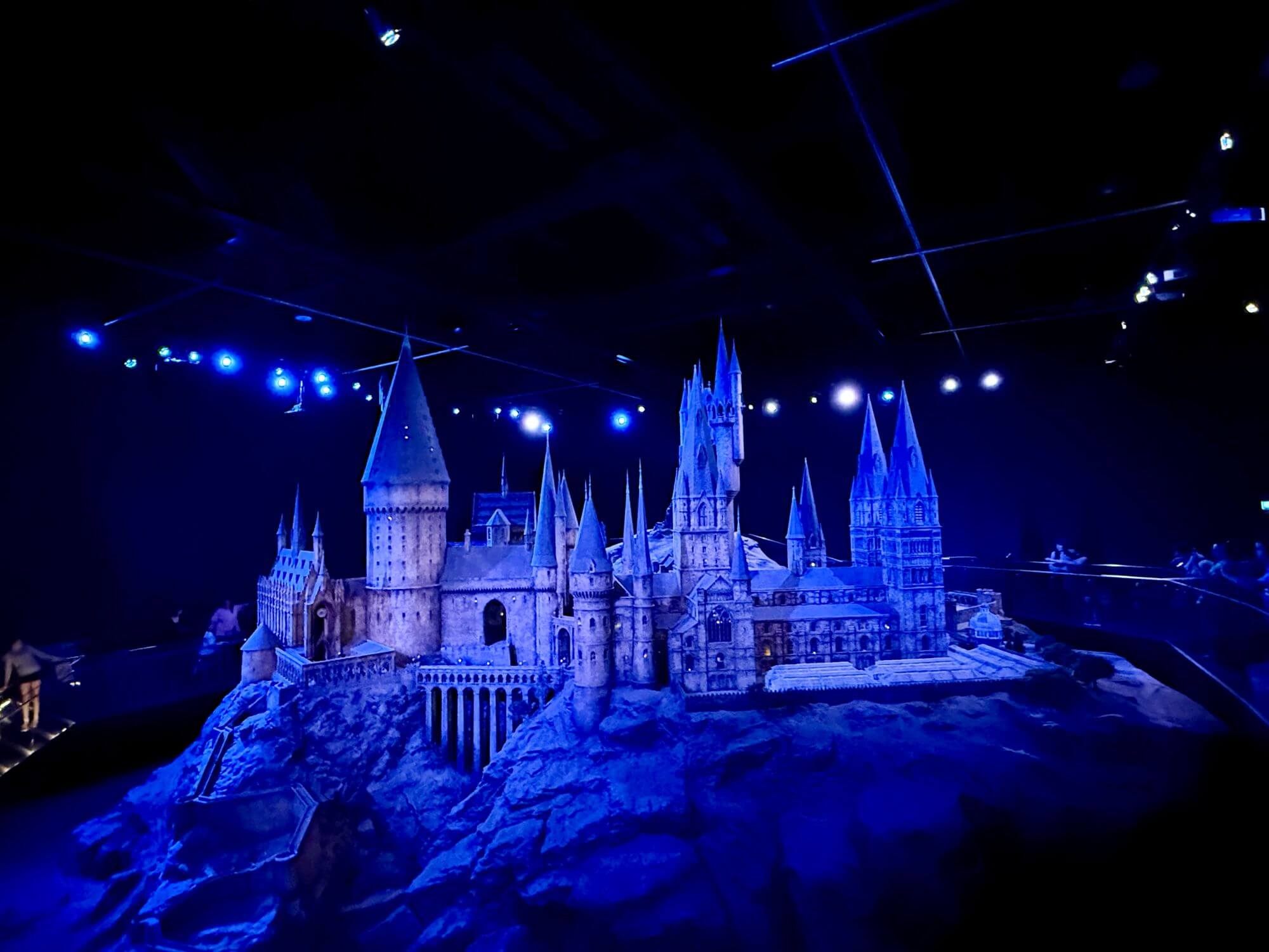 Ein blau beleuchtetes Modell von Hogwarts in den Harry Potter Studios in London