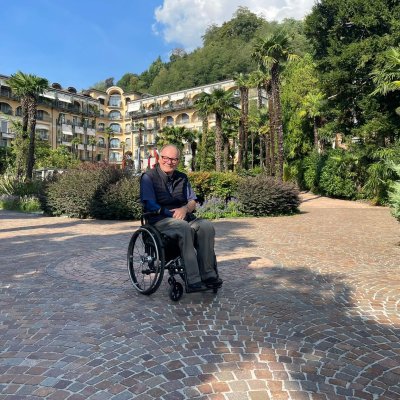 Alex Oberholzer im Rollstuhl im Hotelpark der Villa Castagnola