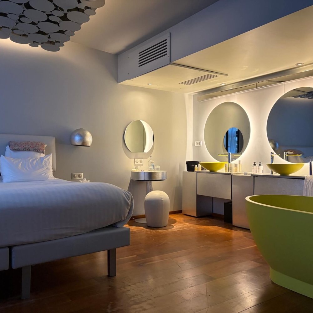 Travelistas_Paris_offparisseine_SEINE VIEW ROOM