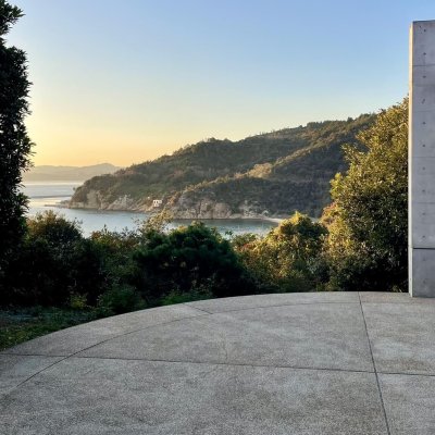 Lee Ufan Museum und Blick auf grüne Hügel und das Meer in Naoshima
