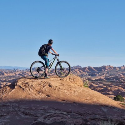 Mountainbikerin lässt ihren Blick über die Sandsteinwürste von Moab schweifen