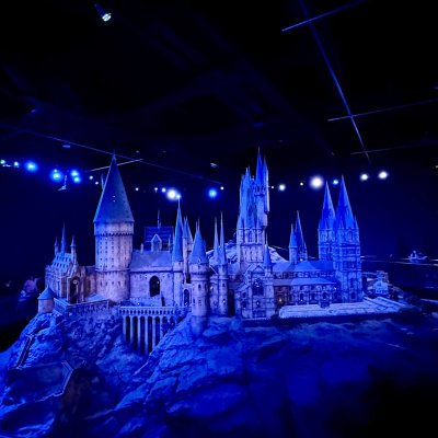 Ein blau beleuchtetes Modell von Hogwarts in den Harry Potter Studios in London