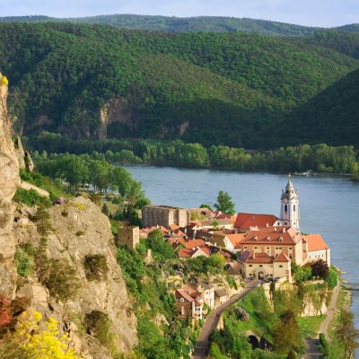 Dürnstein mit Donau und Felsvordergrund stromab fotografiert
