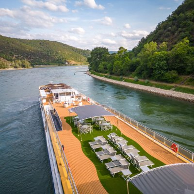 Die modern und gediegen eingerichtete Panoramalounge und das grosszügige Sonnendeck bieten beste Sicht auf die vorbeiziehende Uferlandschaft.