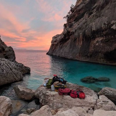 Felsen und türkises Meer auf Sardininen mit Sonnenuntergang und rosa Himmel
