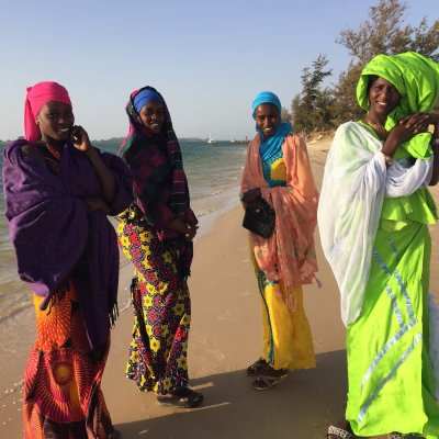 senegal-strand-frauen-bunt-kleider