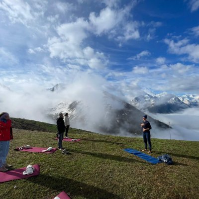 Sunrise Breathing auf Muottas Muragl. Ein spektakulärer Abschluss einer Engadinreise zum Thema Kraft der Natur. Foto: Privat