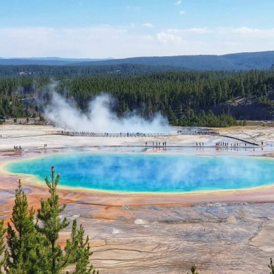 Fast alle Farben des Regenbogens vereint die Grand Prismatic Hot Spring in sich.